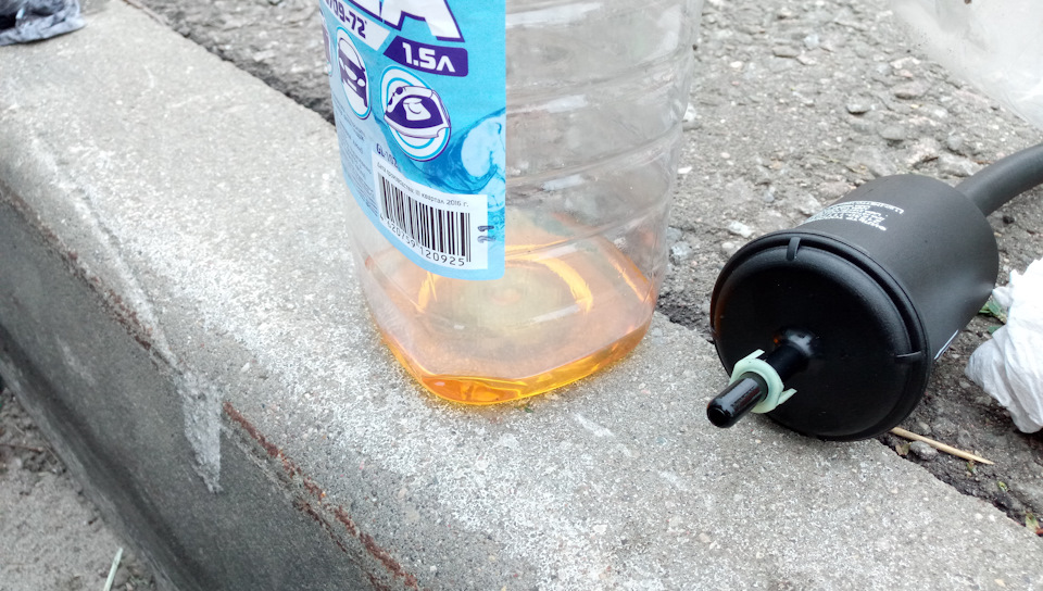 Немного стекло жидкости с обратки. Цвет поменялся с желтого на оранжевый. — Daewoo Leganza. Запчасти на фото: Z0925