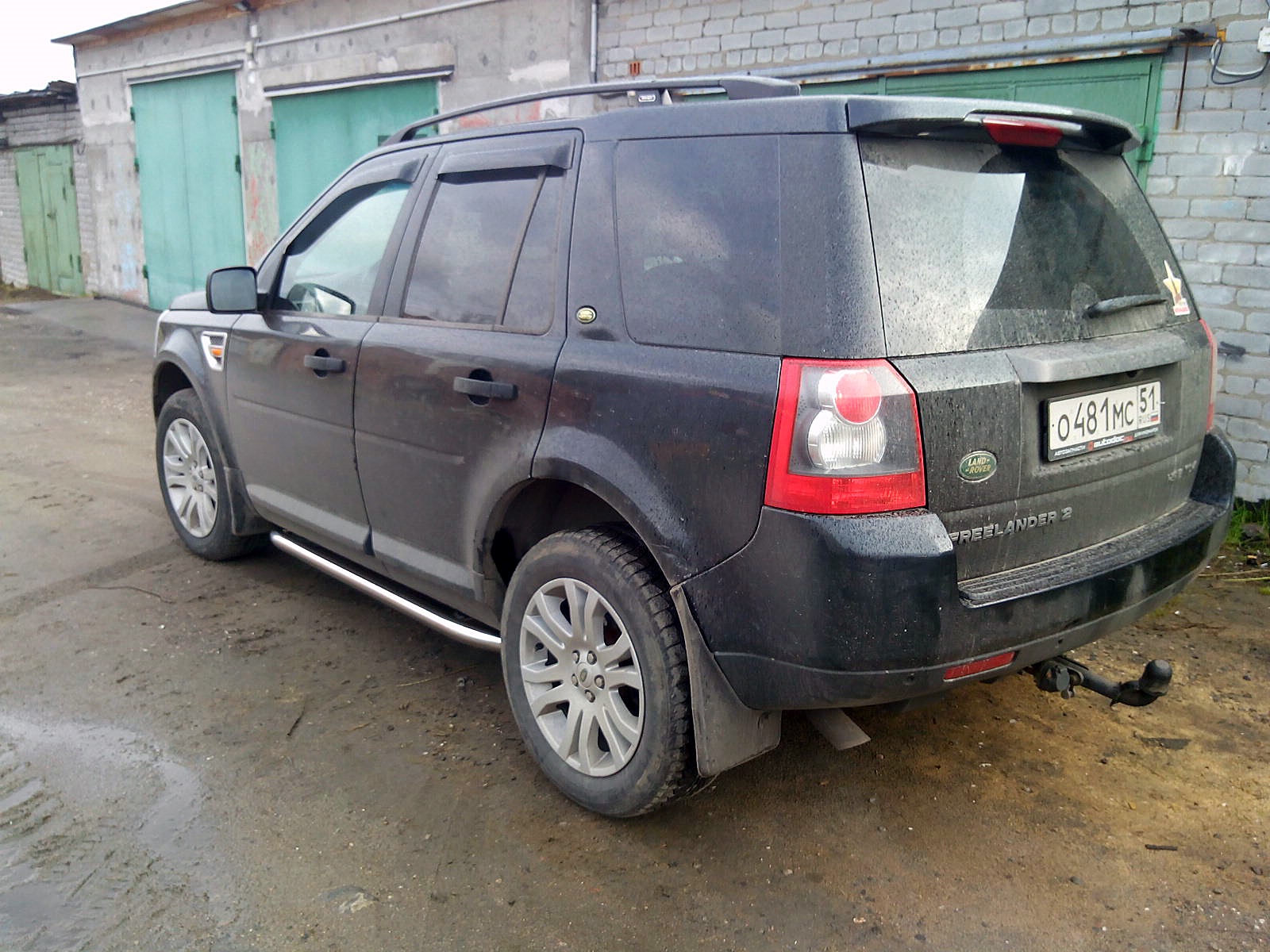 Порог freelander 2. Пороги Фрилендер 1. Freelander 2 пороги. Защита порогов Фрилендер 2. Установка порогов ленд Ровер Фрилендер.