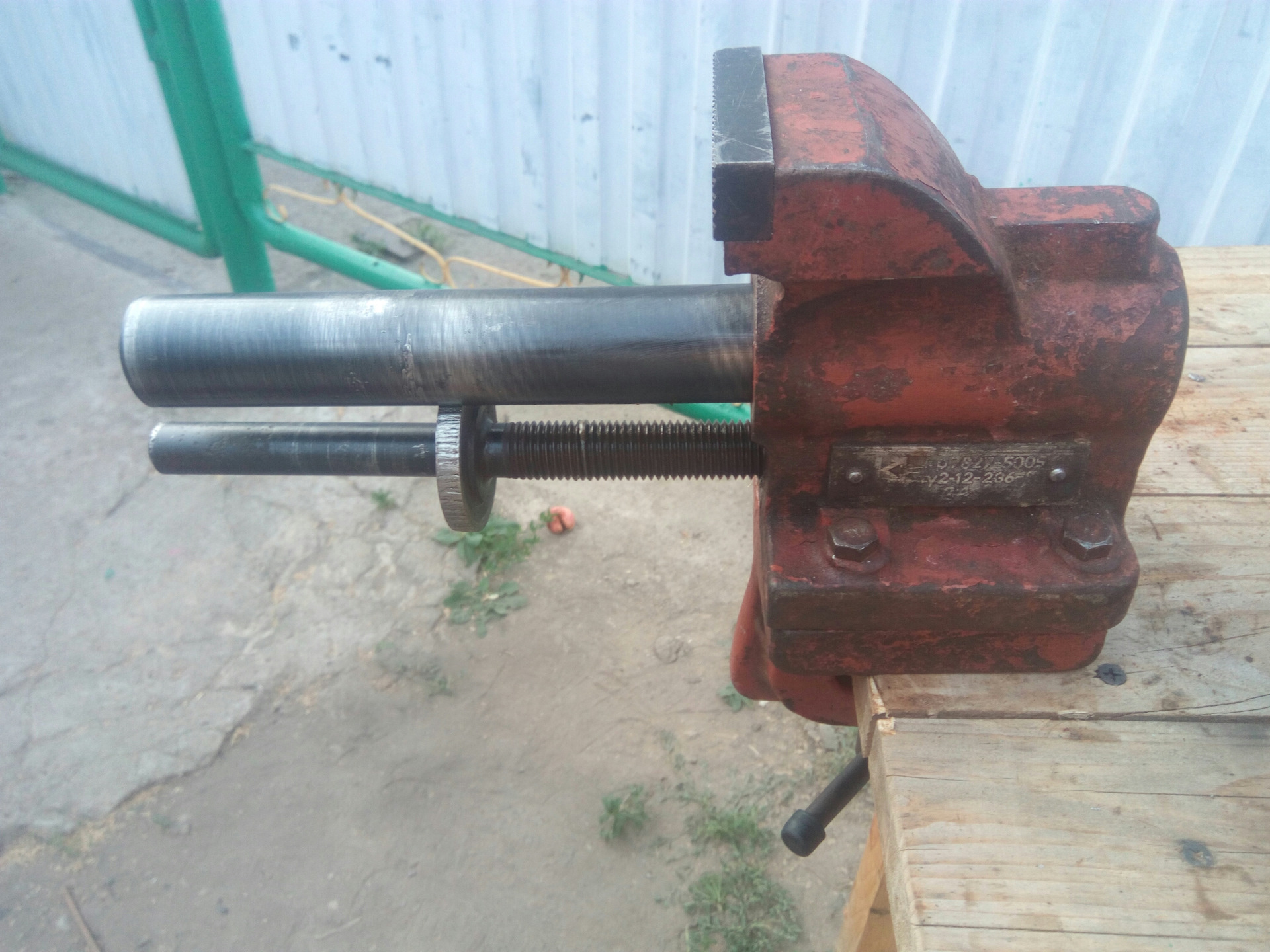 Сломанные тиски слесарные. Тиски ссср. Тиски кр 7827-5005. Тиски ссср 120 мм. Тиски реставрированные.