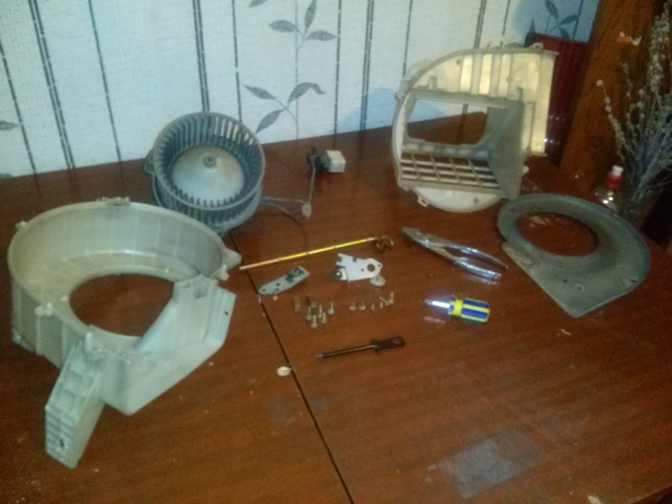 Чистка моторчика печки ( разобрано до последнего винтика ) — Mazda 323 ...