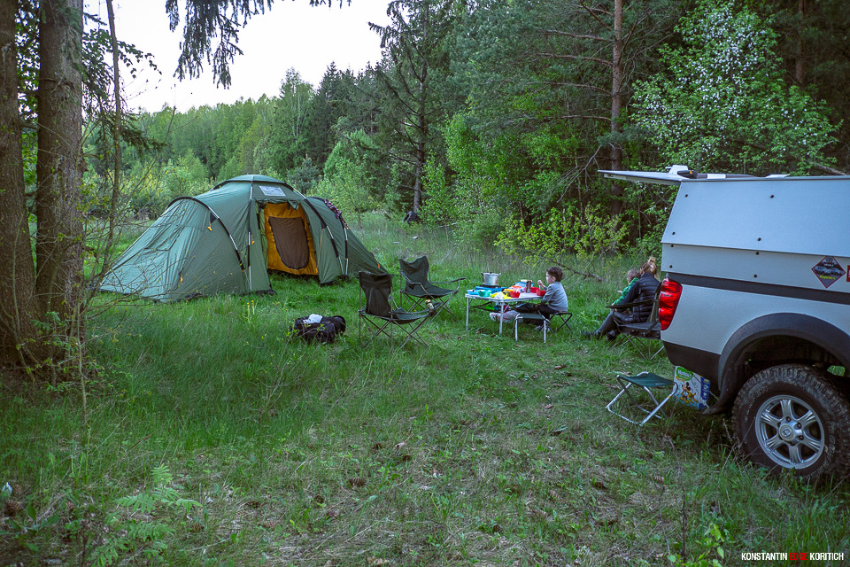 Встали лагерем в ближайшем к трассе лесу. На следующий день — обмен денег и покупка местной симкарты для интернета. — Great Wall Wingle 3