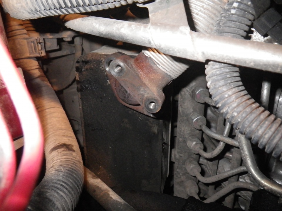 Снимаем защитный щиток с патрубка. Держится на двух болтах, после чего откручиваем ещё два и вынимаем родную прокладку — Mitsubishi L200 (4G)