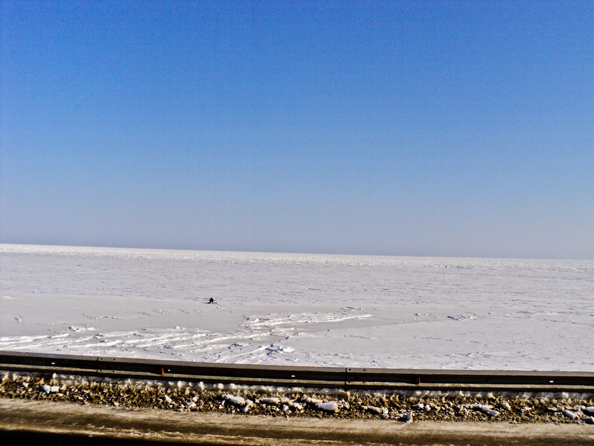 Желтое море зимой. Эвенск море. Охотское море зимой кайган. Село Охотское зимой. Эвенск море фото.