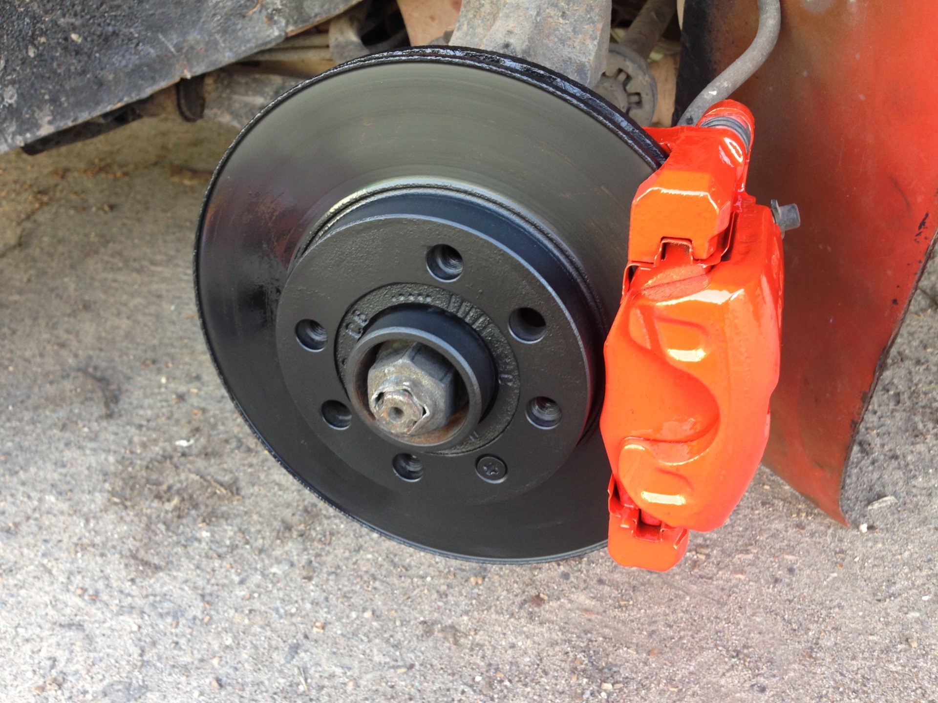 Суппорт ваз приора. Покрасить суппорт и барабан. Покрасить суппорт и барабан. Покраска тормозных барабанов и суппортов. Покрасить суппорт и барабан.