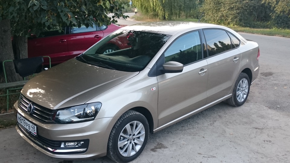 VW Polo sedan серый