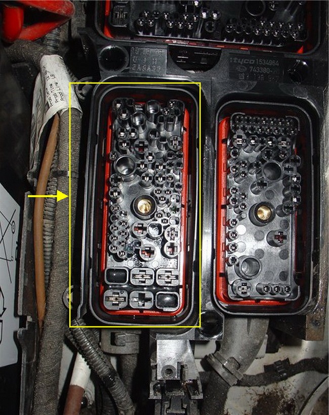 Колодка номер 1 под которой все нужные провода. — Opel Astra H