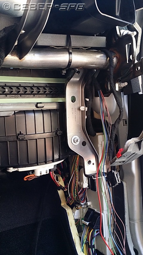 сама сижка отлично помещается за бардачком — BMW 1 series (F21)