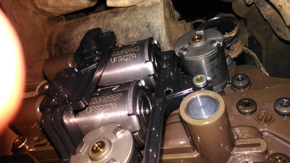 вот сами клапана 2 слева и верхний справа — Volkswagen Passat Variant (B6). Запчасти на фото: 8370835