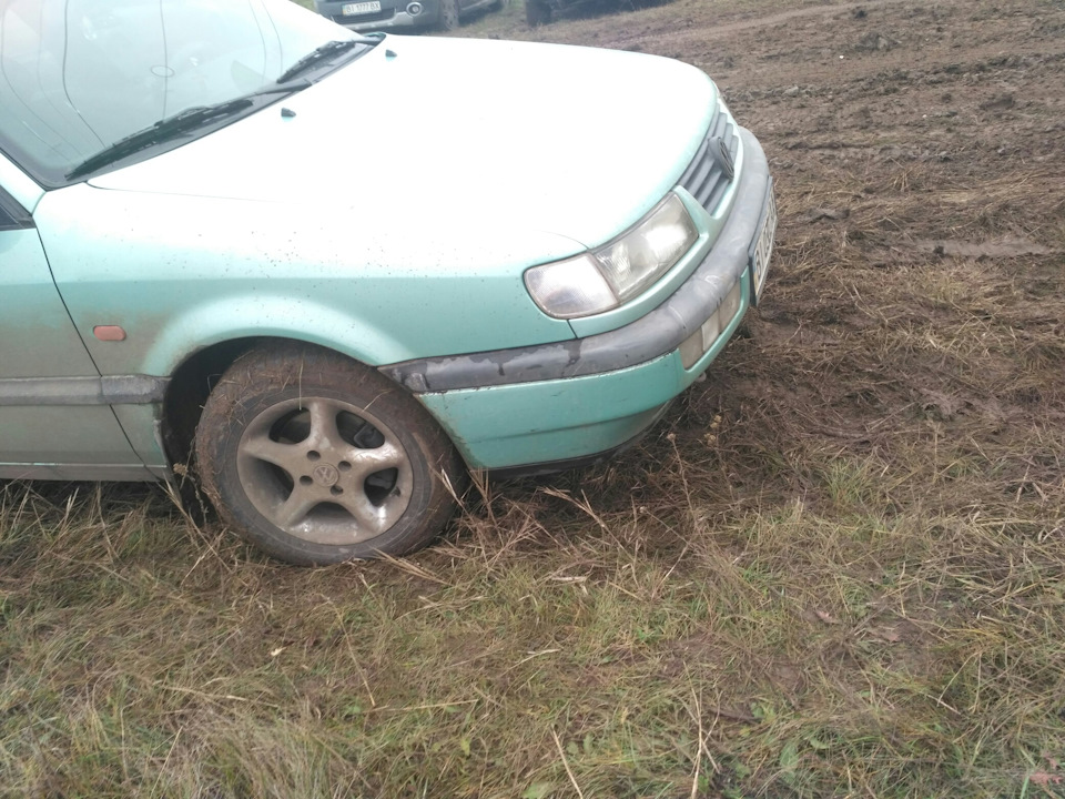 На обочине, обкидало грязью от проезжающих квадриков и внедорожников=) — Volkswagen Passat Variant (B4)