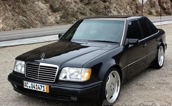 Автомобиль Mercedes E200 W124