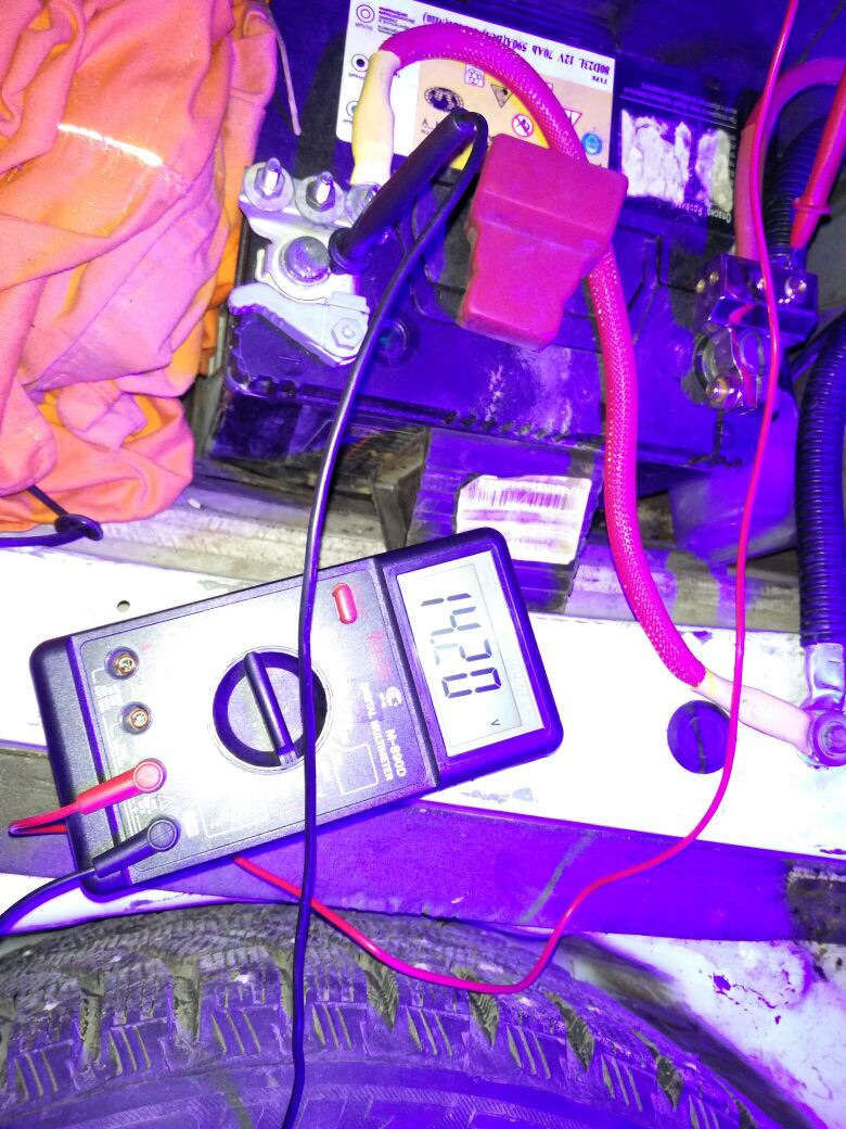 Напряжение на клеммах в багажнике — Toyota Chaser (100). Запчасти на фото: 80D23L