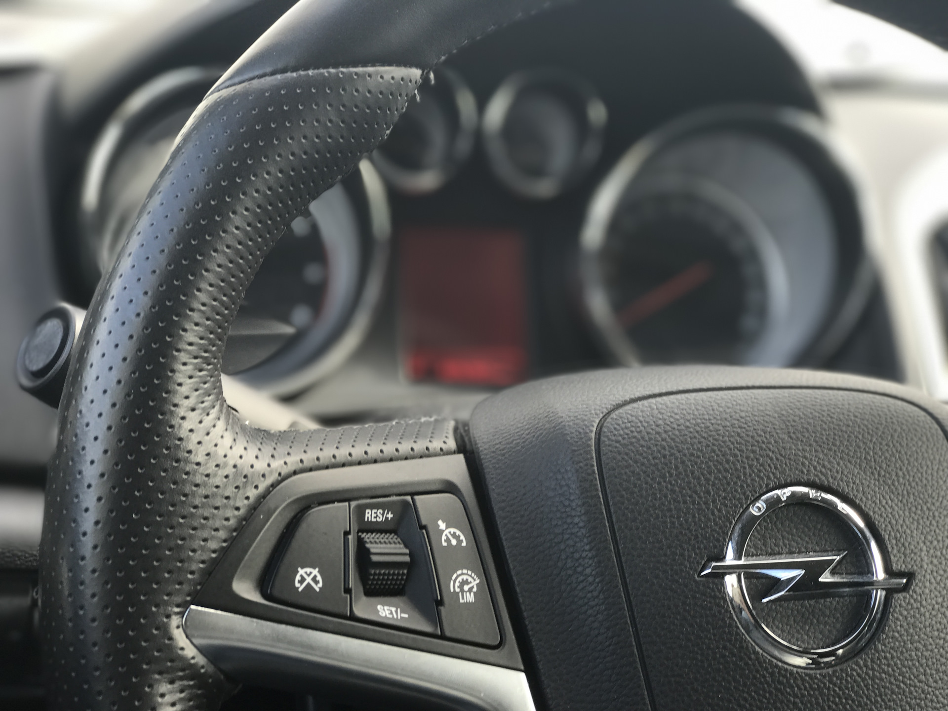 Ограничитель двери-левый НАШЕЛ — Opel Astra J GTC, 1,4 л, 2012 года ...