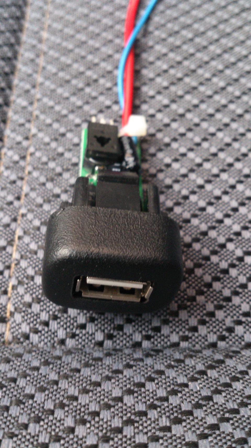 Usb вместо кнопки. Usb вместо кнопки. Usb кнопка включения. Юсб зарядка в гранту вместо кнопки. Usb-зарядник штат 2.