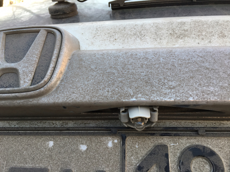 Сгорела вторая лампа подсветки номера — Honda CR-V (RE), 2 л, 2012 года ...