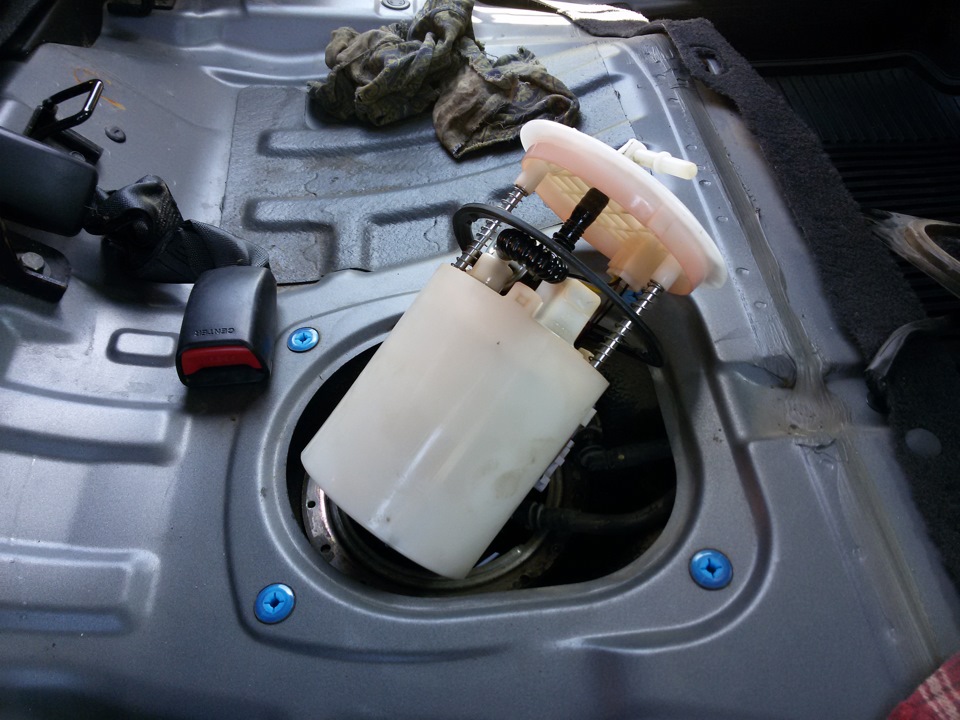 На каком пробеге меняют топливный фильтр. Фильтр топливный в бак бензин i40. Топливный фильтр Хендай Элантра 2008 года бензин. Топливный фильтр бака Hyundai Elantra. Топливный фильтр Хендай ix35.