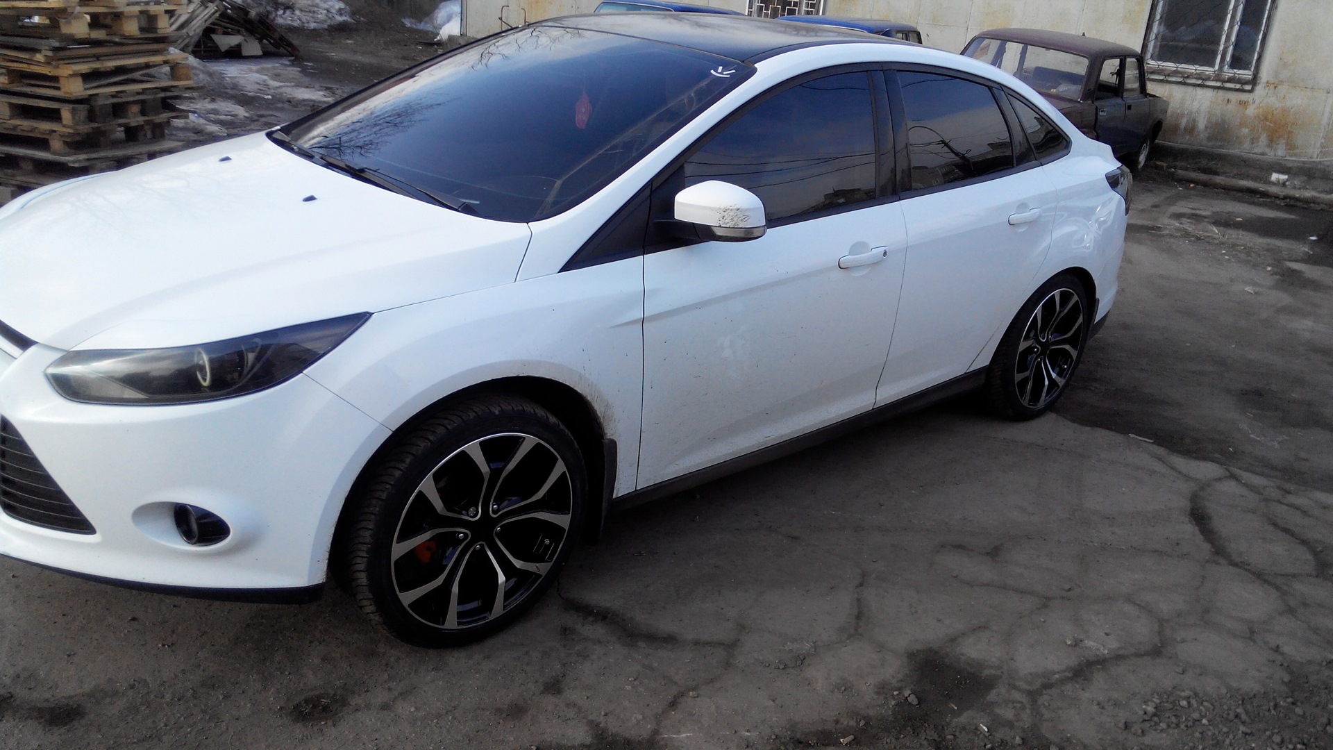 Ford Focus 3 белый хэтчбек на r18