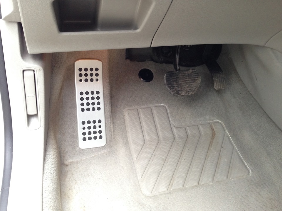 Накладки на педали автомат мазда 323. Универсальный алюминиевые накладки педали на fiat ducato 250 кузов. Площадка под левую ногу ваз 2123. Накладки на педали паджеро 2. Накладка под левую ногу mercedes cls w218.