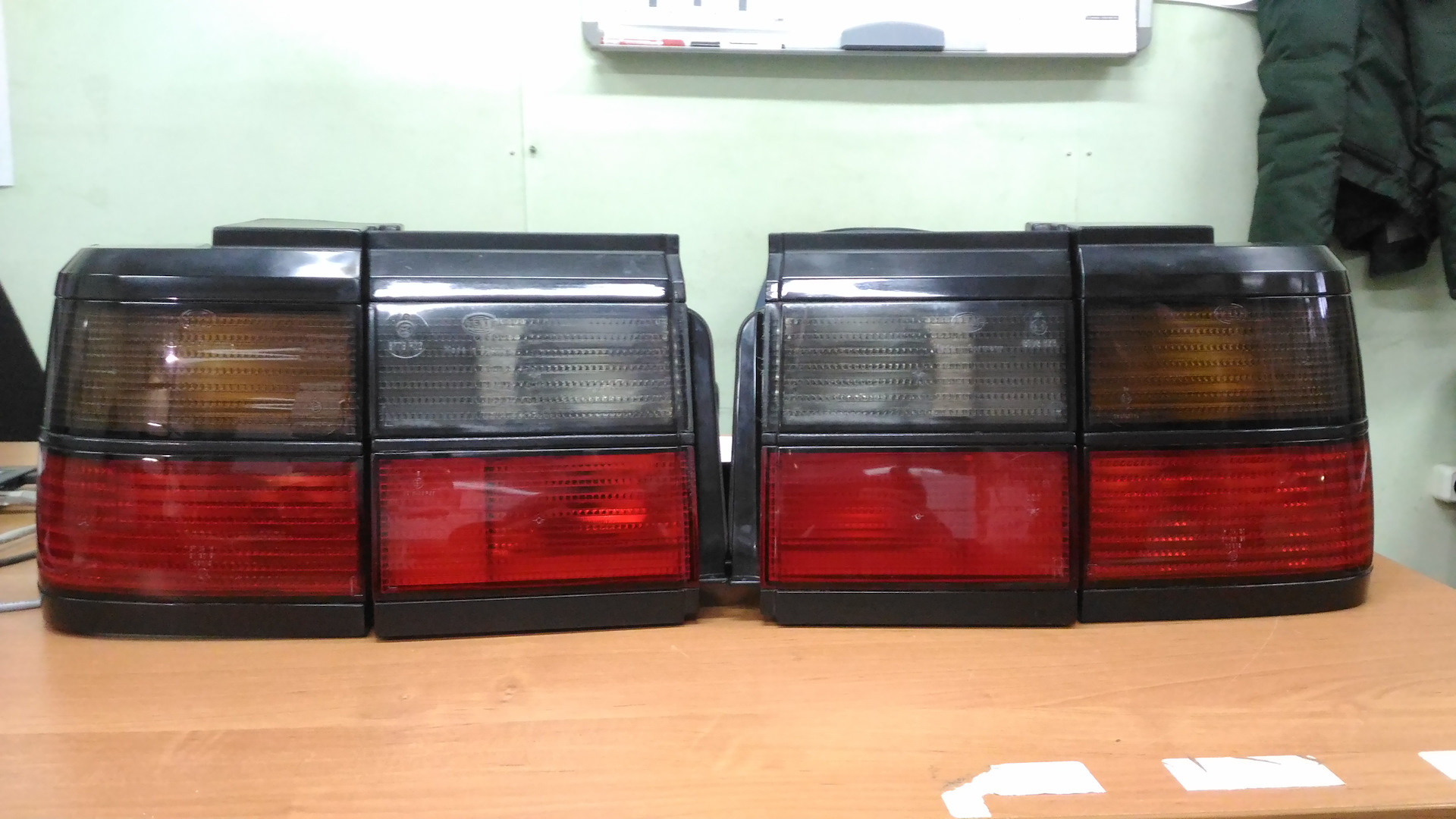 задние фонари пассат б3 универсал. Volkswagen passat b3 сзади. задние фонари пассат б3 универсал. задние фонари hella black passat b3. бленда пассат б3 универсал hella black.