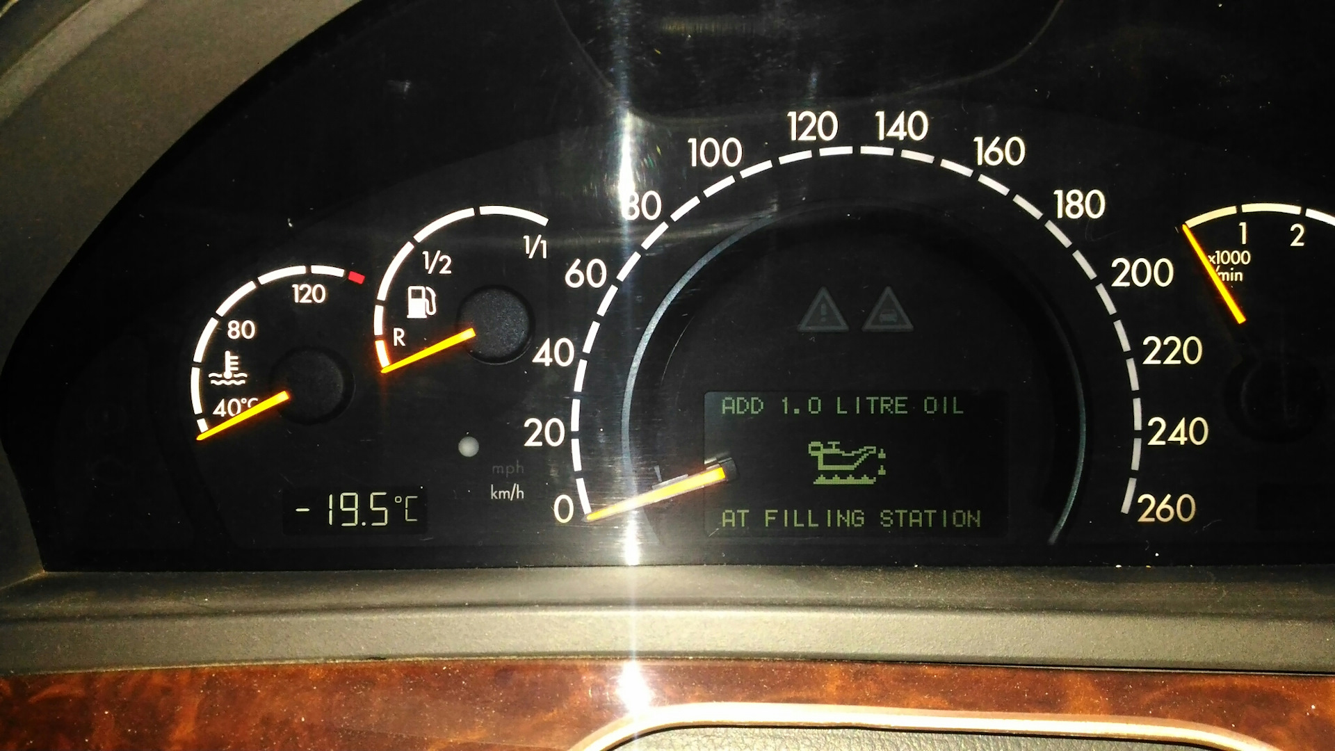 Ошибки мерседес w220. Мерседес 220 чек. Mercedes s class w220 engine Oil Level. Мерседес w220 ошибка p0110. Chek Oil Level at next refueling w 211.