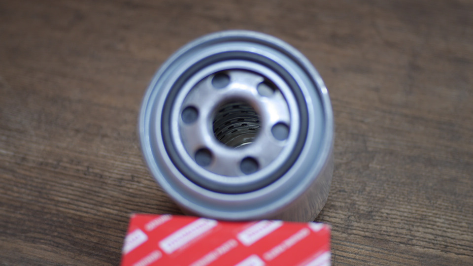 Внешний диаметр завальцовки примерно 94мм, диаметр самого корпуса 93мм. Диаметр посадочной большой посадочной резинки примерно 71мм, а малой под резьбу примерно 24.3 — KIA Sorento (1G)