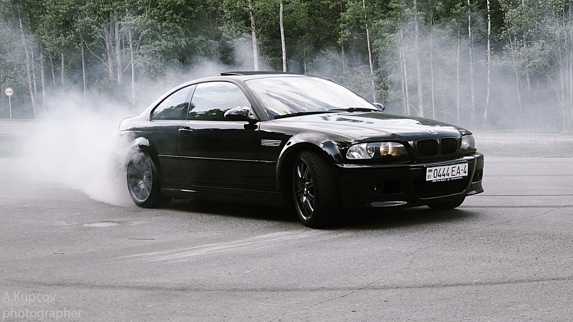 Черный дым на оборотах. BMW e46. BMW e46 Black. BMW e46 купе дрифт. BMW m3 e46 дрифт.