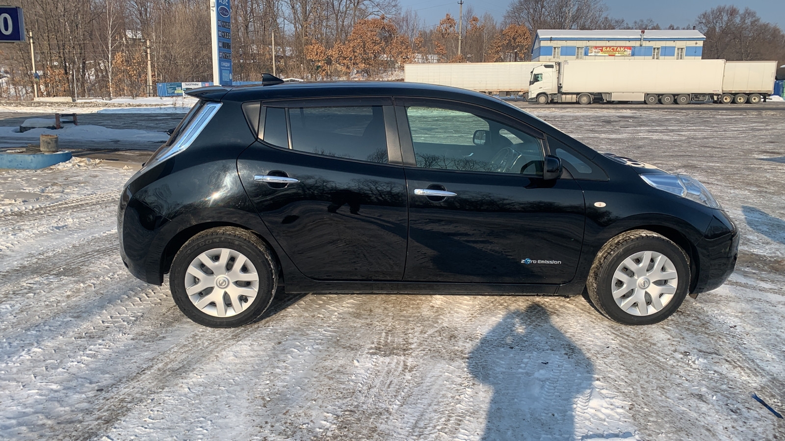 Nissan Leaf черный