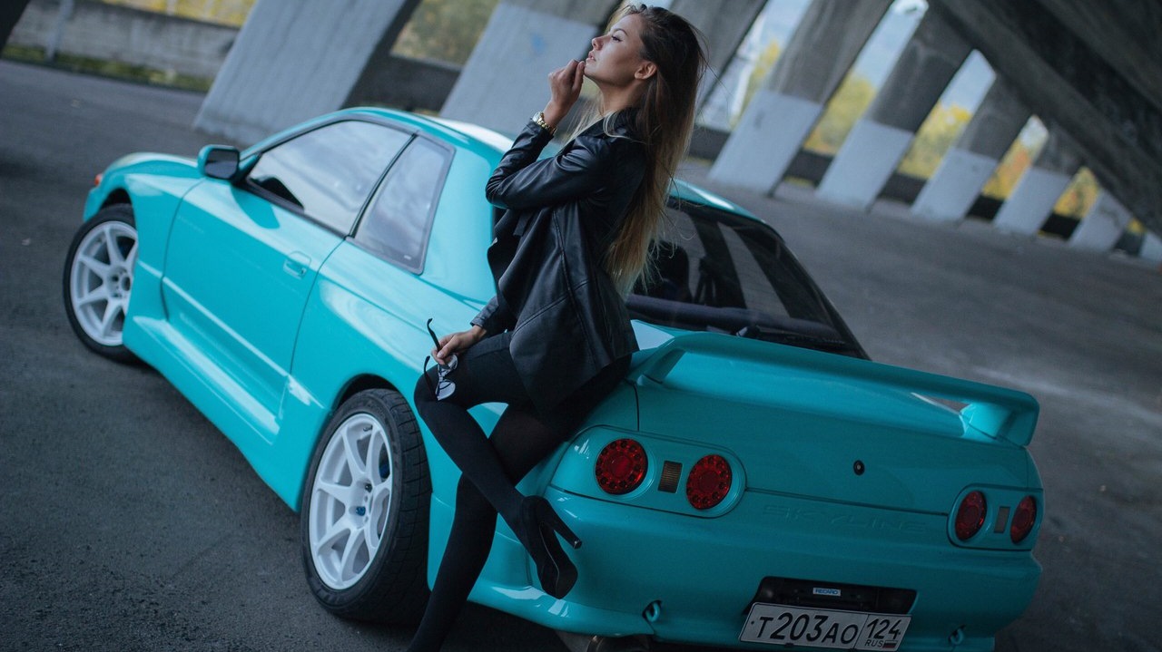 34 girl. Nissan Skyline r34 с девушкой. Nissan Skyline GTR r34 и девушка. Nissan Skyline r34 с водителем. Nissan GTR girls r32.