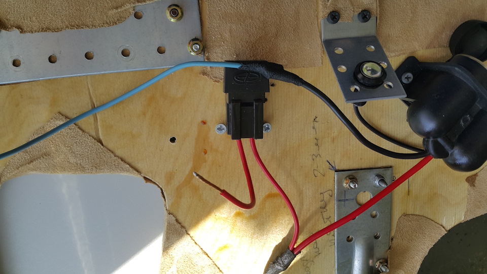 О том, как я автомобильную розетку 12 Вольт в багажник установил — Lada ...