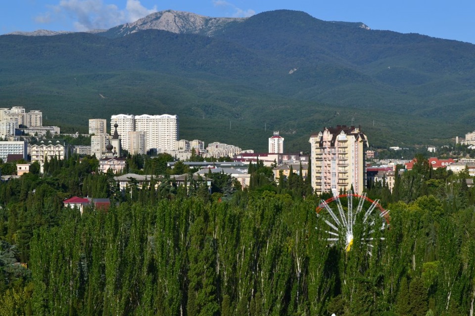 Вакансии алушта. Горы вокруг Алушты. Алушта 2000 года. Алушта военный городок. Алушта гора зима.