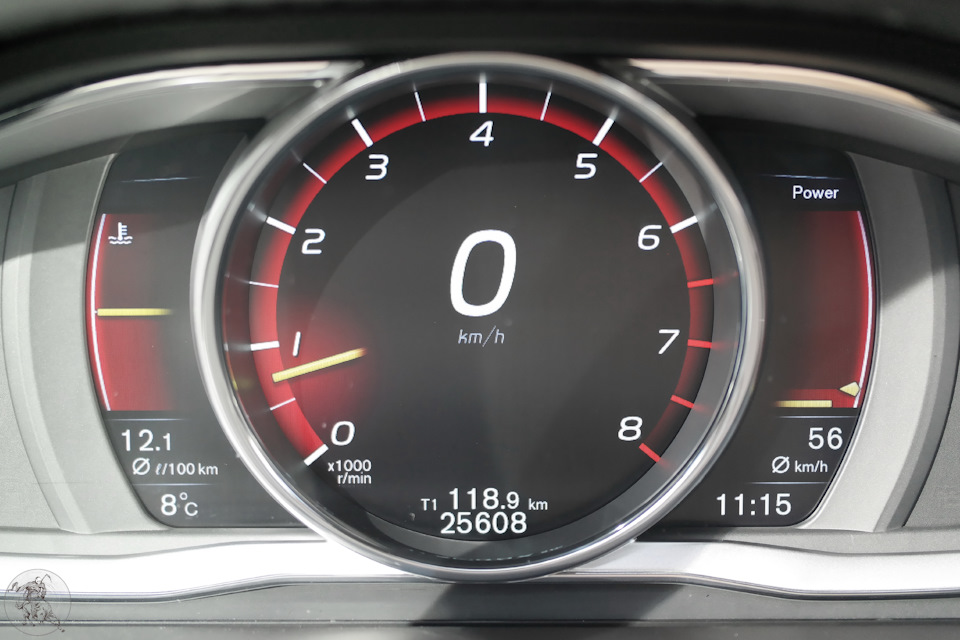 Картинка прекрасно видна даже при ярком солнце — Volvo XC60 (1G)