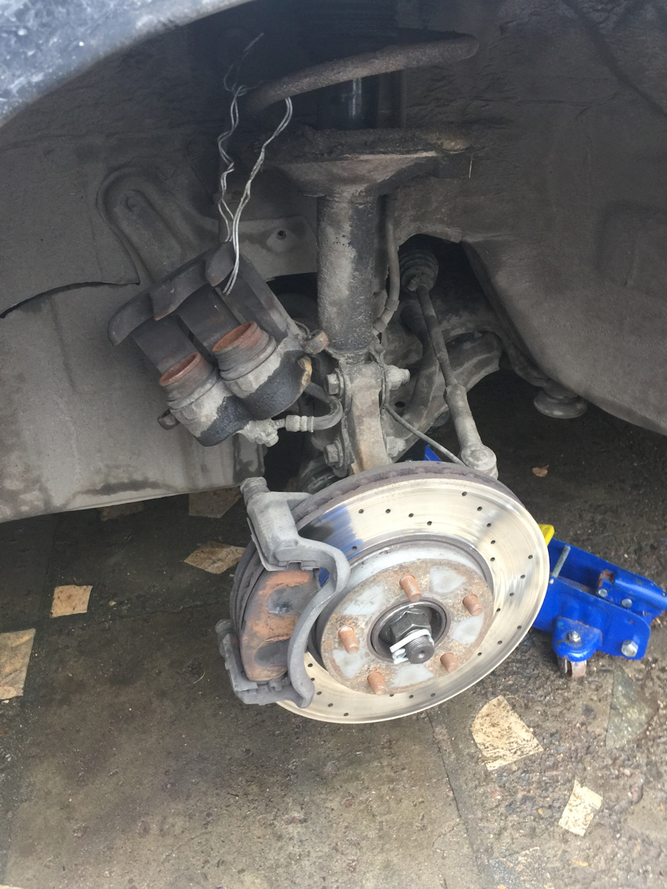Направляющие передних суппортов — Nissan Maxima QX (A33), 3 л, 2005 ...
