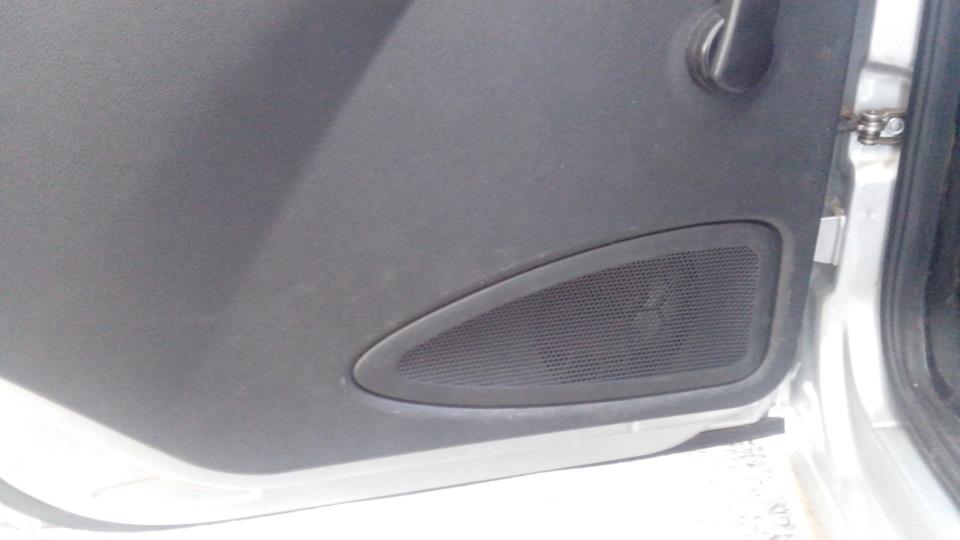 Облицовка динамиков в задних дверях — Lada Гранта, 1,6 л, 2012 года ...