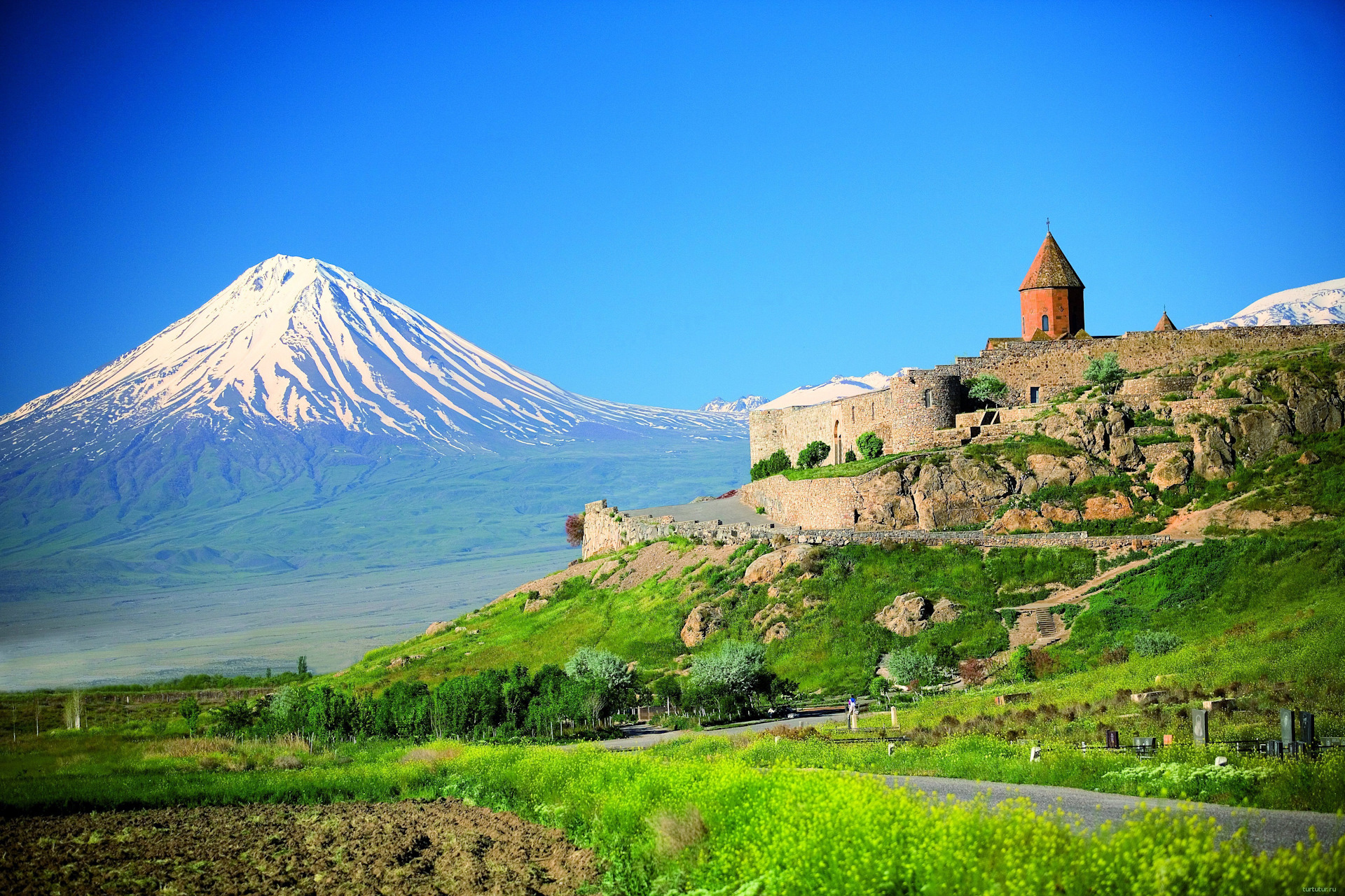 Video armenia. Хор Вирап Армения. Гора Арарат и хор Вирап. Монастырь хор Вирап. Хор Вирап Армения Арарат.