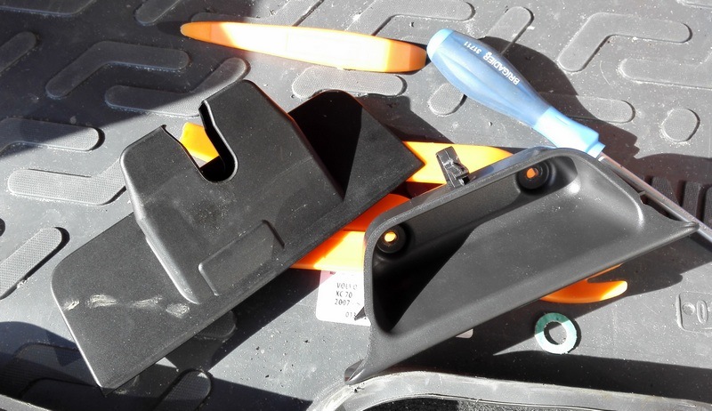 Шаг первый — снимаем все пластмасски, вынимаем кнопку, выкручиваем два винта — Volvo XC70 III