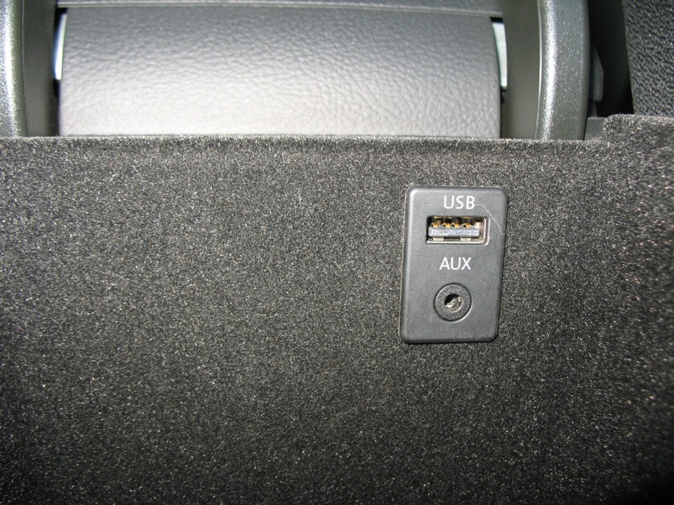 Где aux. Aux подлокотник Passat b6. Passat b6 aux USB. Разъем aux Passat b5.