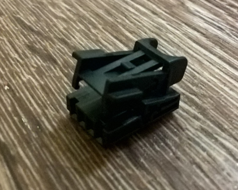 Корпус плоского разъема для подключения проводки к разъему AUX — 8K0 973 754 — Audi Allroad (C5). Запчасти на фото: 8K0973754