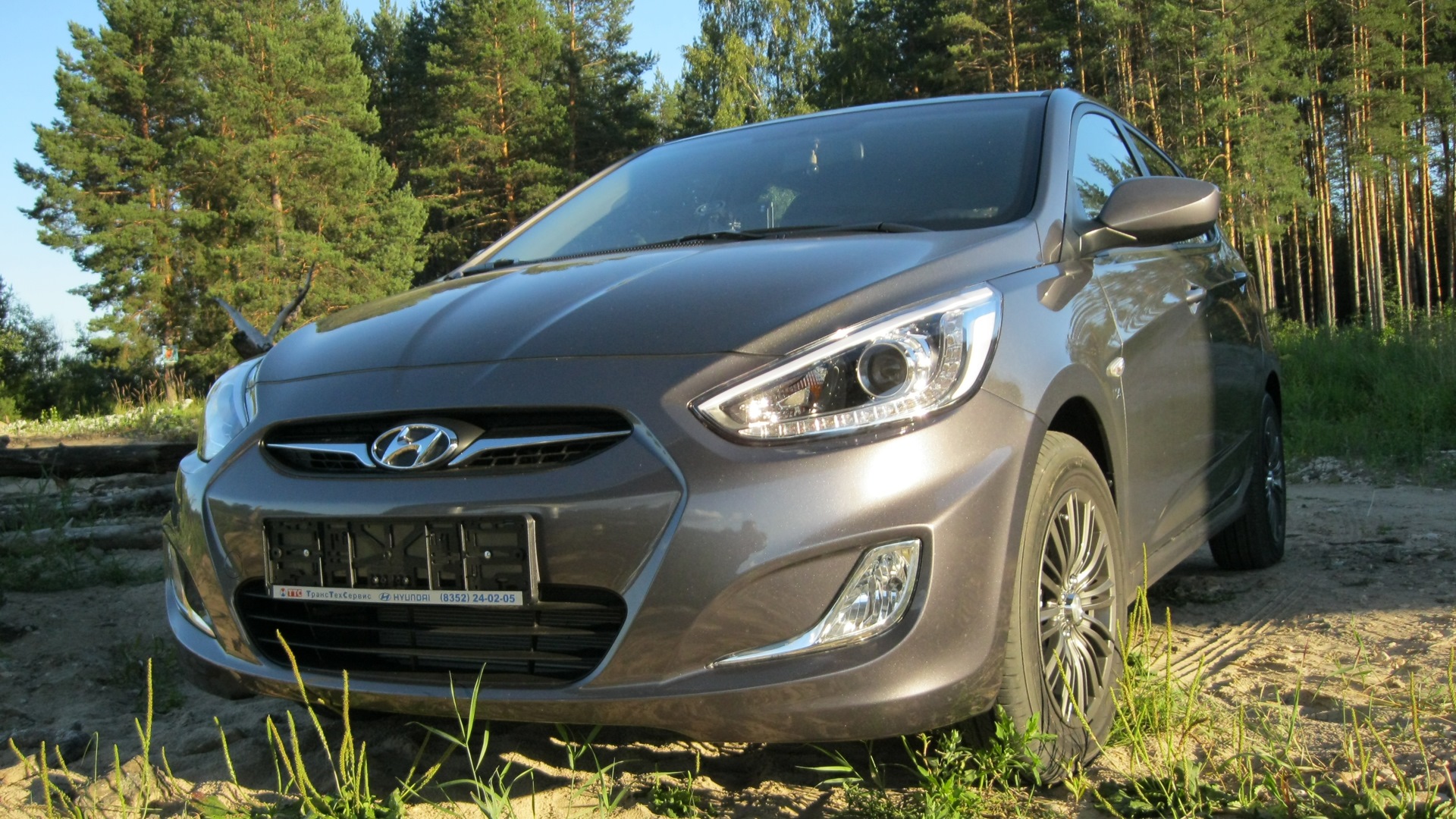 Hyundai Solaris Hatchback 1.6 бензиновый 2013 | АКПП цвет черно-серый на  DRIVE2