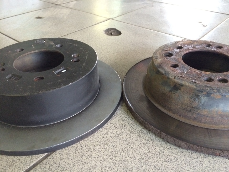 58411-1H300 и штатный оригинальный диски 58411-1H100 — KIA Ceed (1G). Запчасти на фото: 584111H300, 584111H100