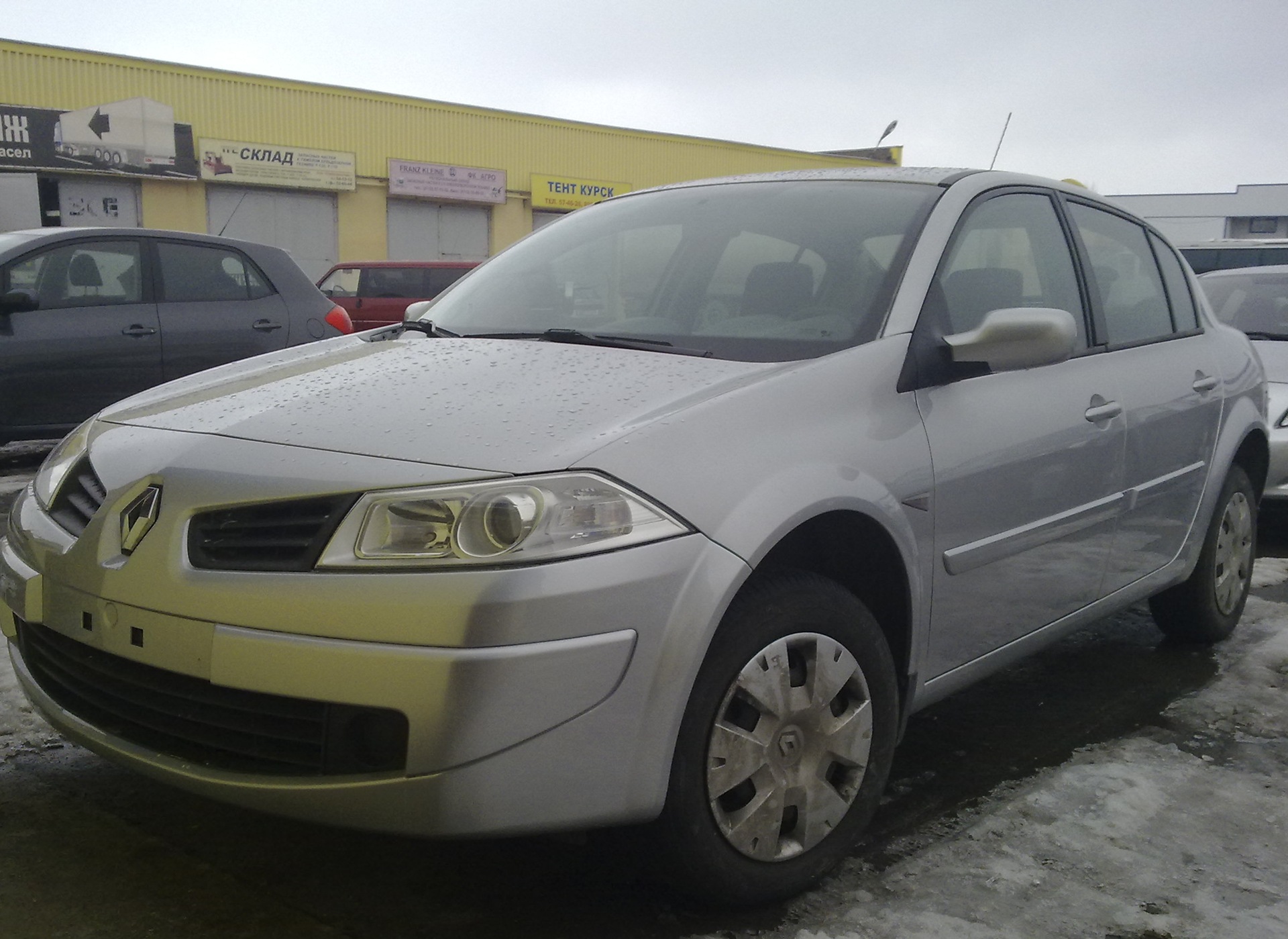 Покраска чёрных молдингов в цвет — Renault Megane I, 1,6 л, 2007 года |  тюнинг | DRIVE2