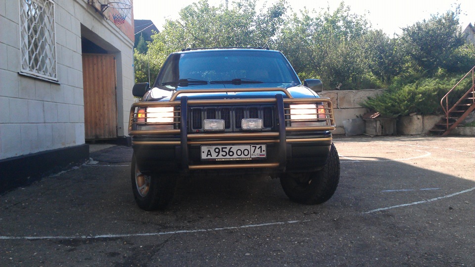 Jeep Cherokee 2000 с кенгурятником