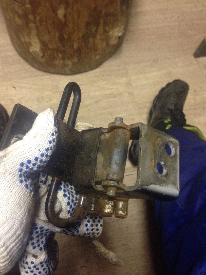 Ремонт дверной петли — Audi A4 (B5), 2,5 л, 1999 года | своими руками ...