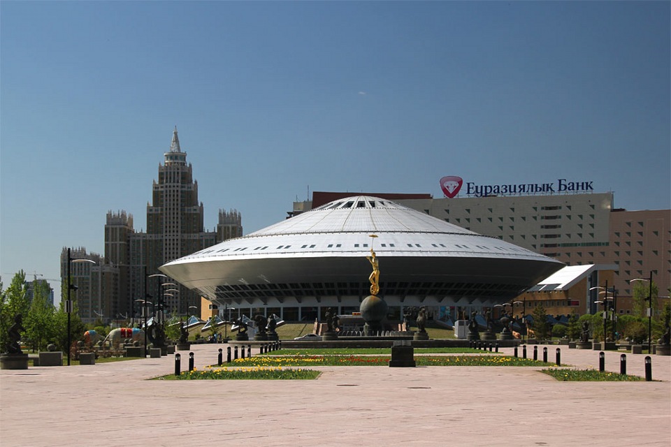 В астану летает. Астана здание цирка. Столичный цирк город Астана. Цирк Нурсултан.