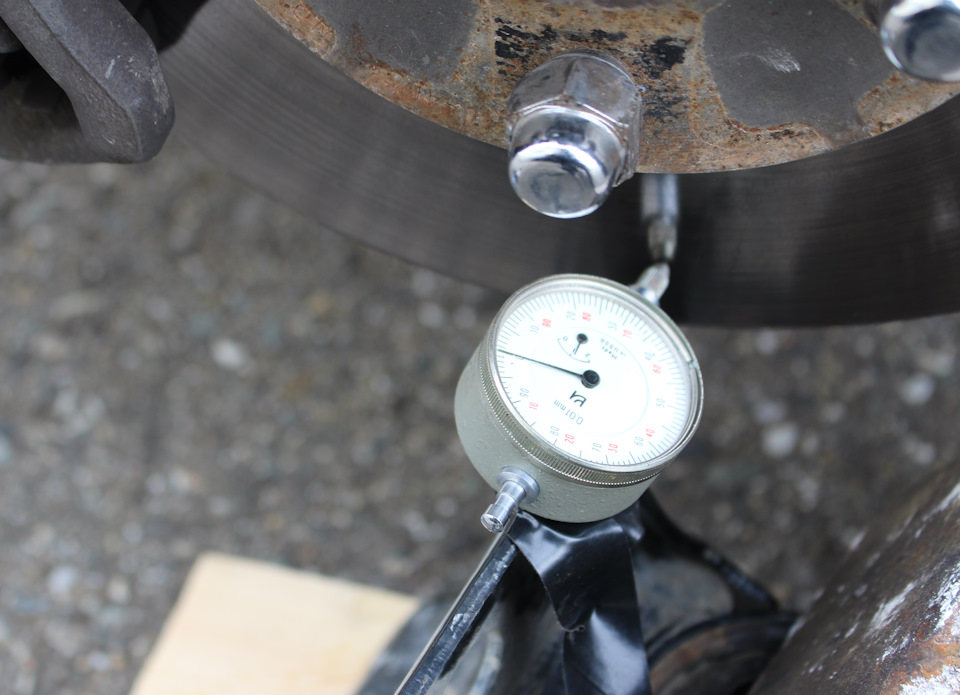 Замена направляшек переднего тормоза и измерение биения тормозного ...