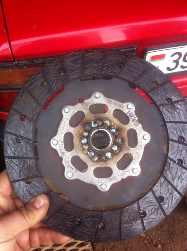 Валера…ох*енный сварщик…со стажем. Я ему говрю — Валера, нужно так чтоб ровно, не било, чтоб крепко и чтоб не отпустило металл и не повело от накала…Валера взял, покрутил в руках…удалился на 7 минут. Вынес мне диск — с прашивает — на*ера макаронники так замутили? чтоб равало звезду если что? чтоб больше ничего не размалоло? зачем? — Alfa Romeo 166