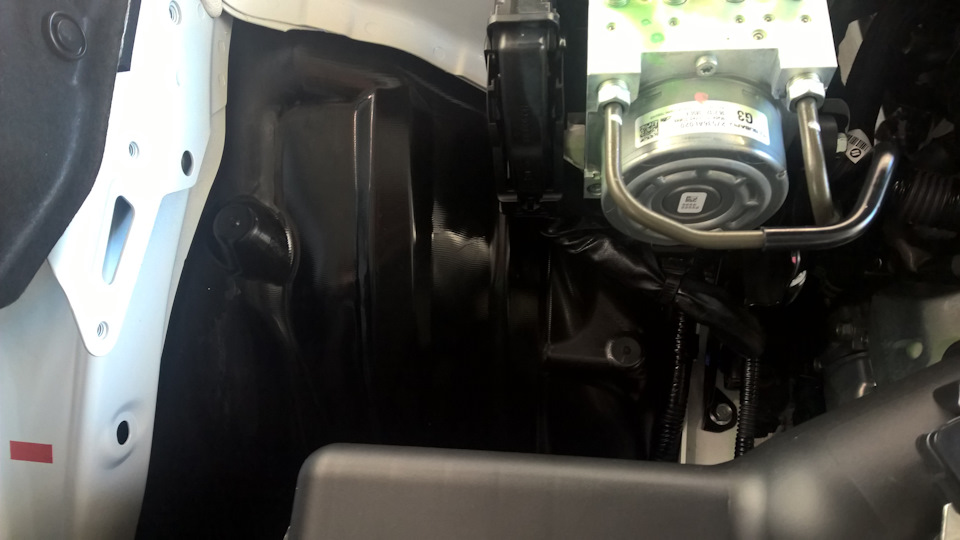 Черный пластиковый подкрылок. Вид из под капота. — Subaru Legacy (BL/BP)