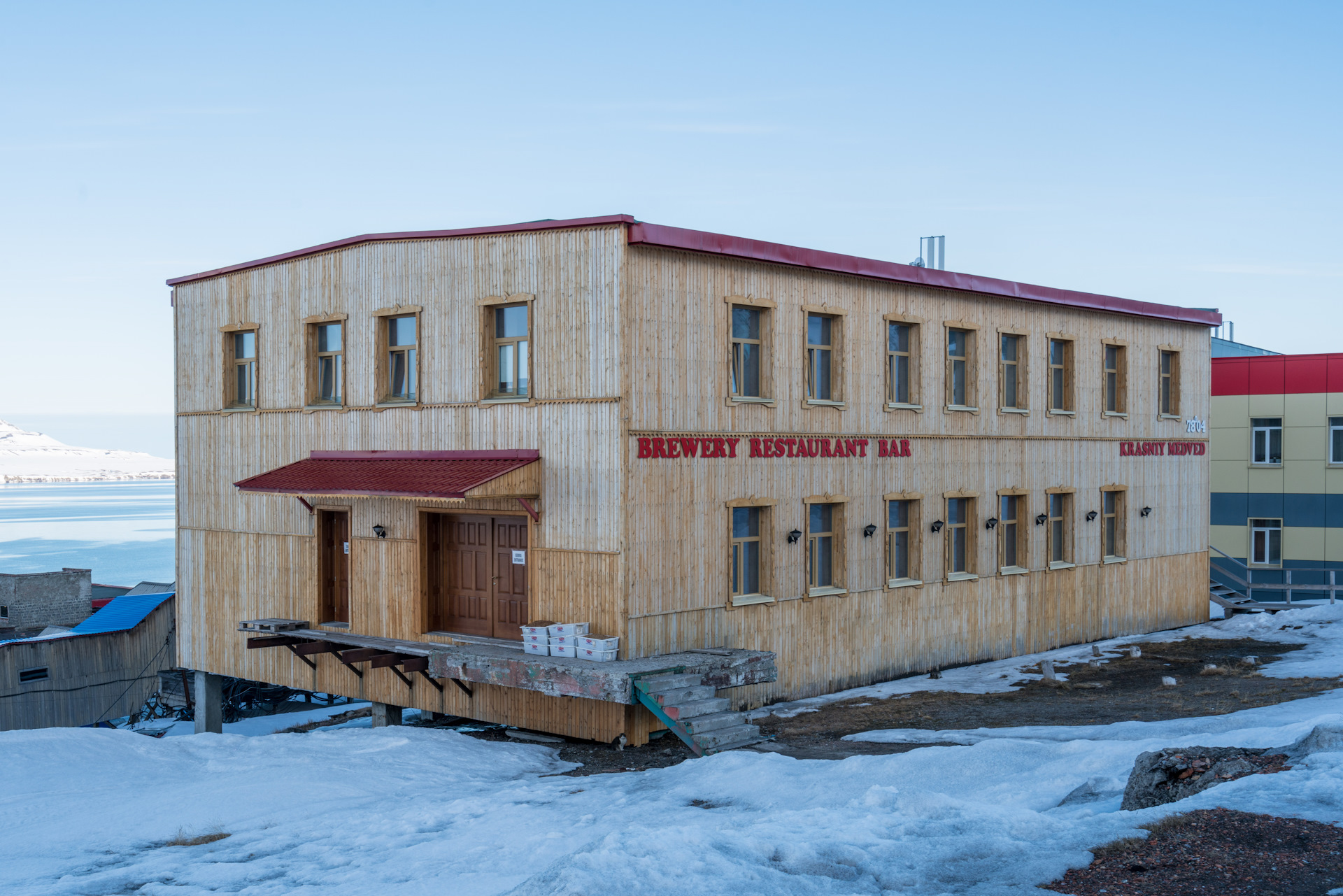 Баренцбург 2023. Баренцбург красный медведь. Нельсон совин екатеринбург. Баренцбург рестораны. Больница баренцбург.