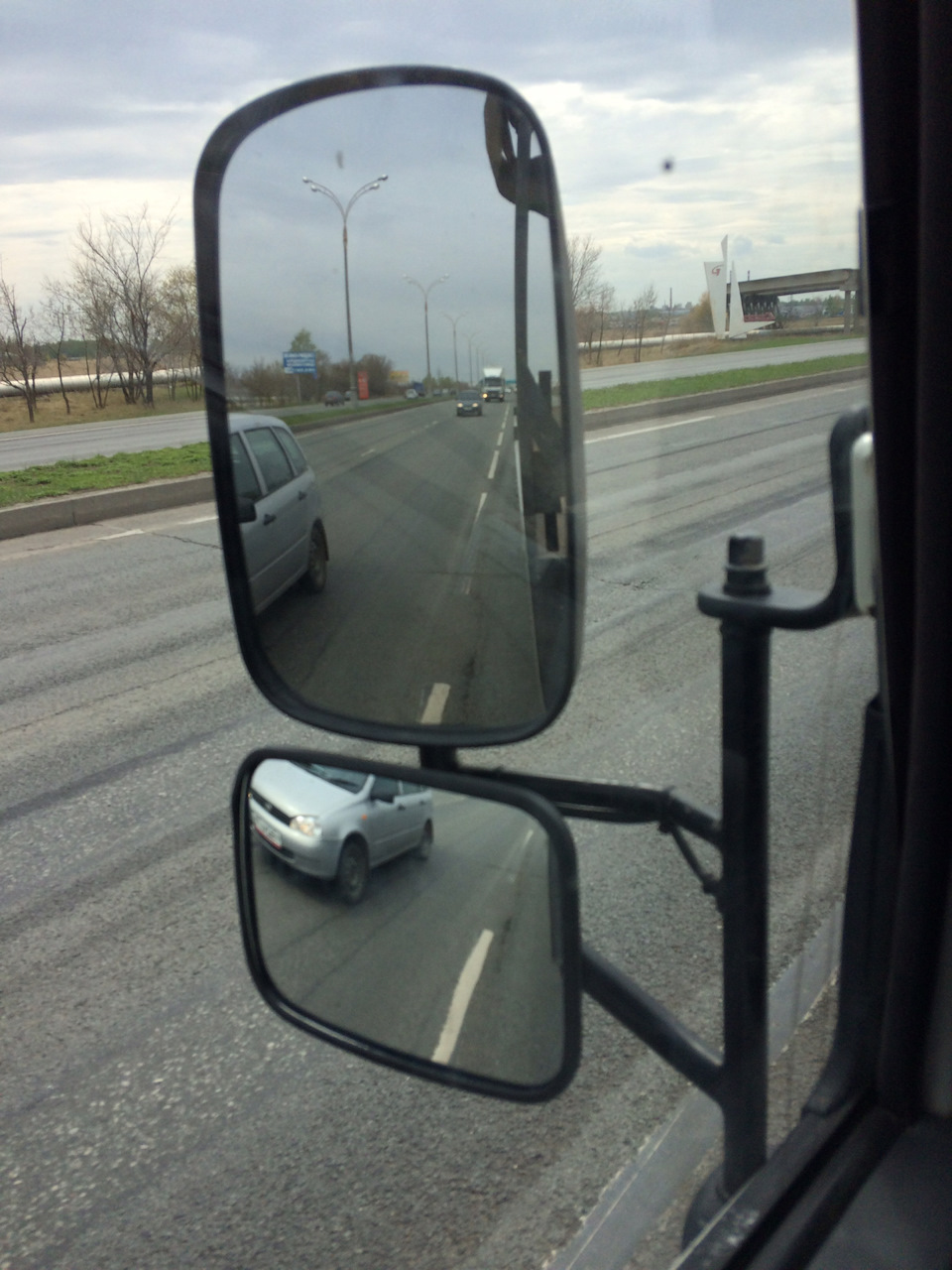 Зеркала на грузовые автомобили. Дополнительное зеркало Хендай hd78. Зеркало мертвая зона Hyundai hd78. Зеркало боковое дополнительное Хундай 78.