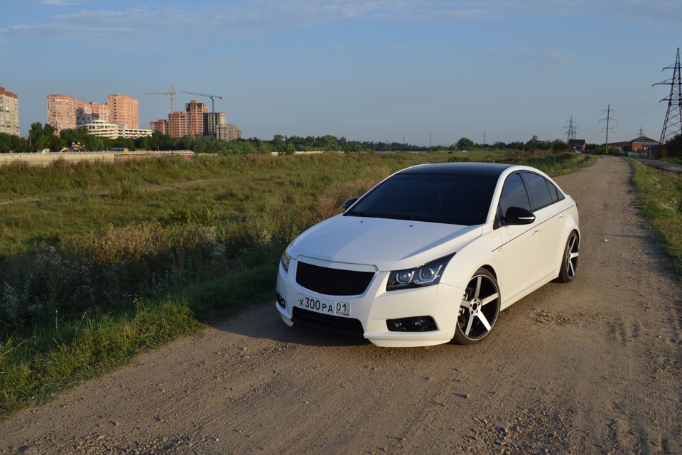 Chevrolet Cruze красный с черной крышей