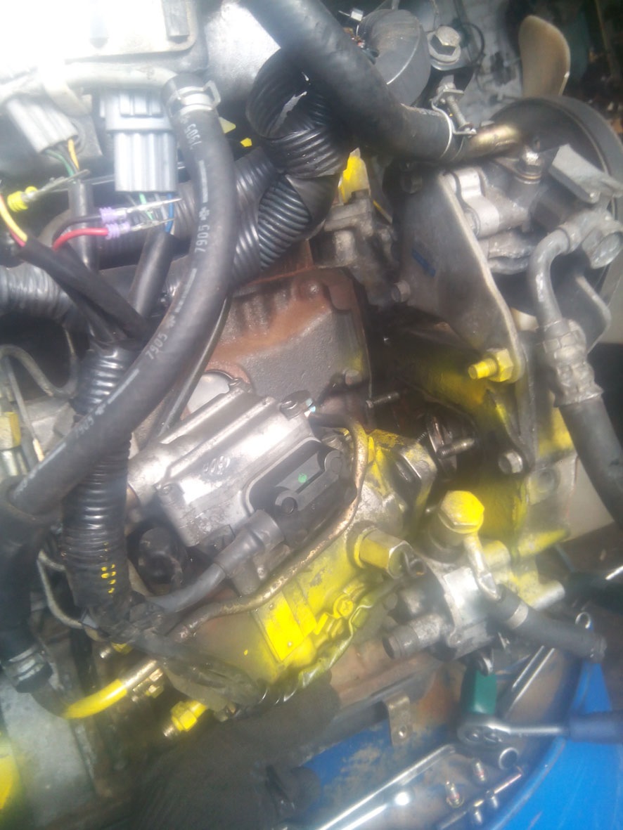 Engine QD32T removing electronic injection pump