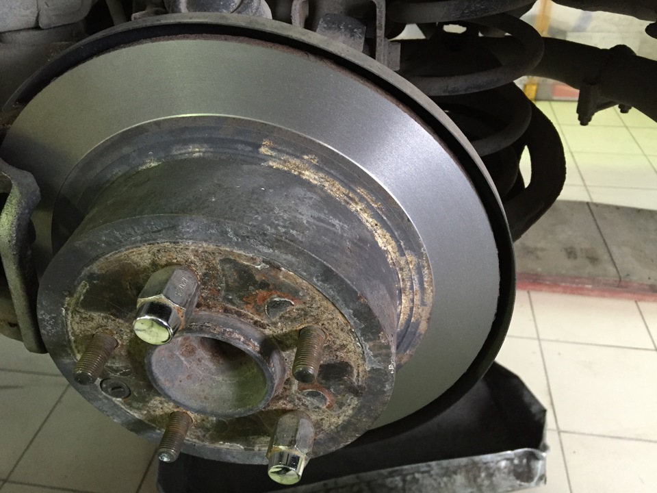 Замена задних тормозных колодок и проточка дисков без снятия с авто ...